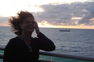 Eu, ao vento, com o por do sol como pano de fundo.